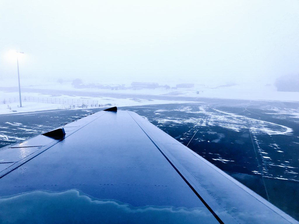 C17UK's tweet photo. If thereโs one job a C-17 Co Pilot is useful for, its climbing up inside the 55 foot high T-Tail to inspect it for ice before takeoff! โ๏ธ๐ง๐ปโโ๏ธโ๏ธ #99Sqn #CoPilotLife #AvGeek #C17 #YouCallWeHaul #NoOrdinaryJob @RAFBrizeNorton @BoeingUK https://t.co/pqNtmRSRaf