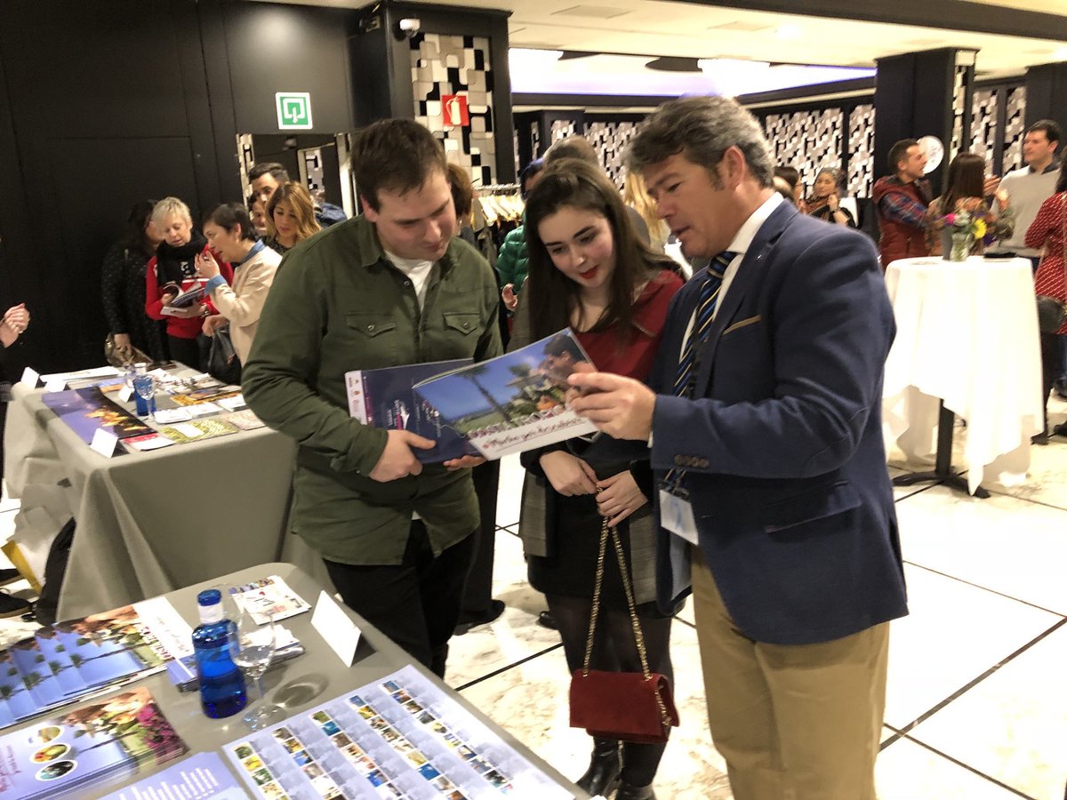 SinRumboVblog's tweet photo. El jueves pasado tuvimos el placer de conocer a muchos Bloggers gracias a @vueling y @turgranada y ver sus tierras y su gastronomía! Gracias a @costatropicalgr por enseñarnos vuestra tierra y a @raulgrx por ser tan buen anfitrión. #Granadabilbao #grxbio https://t.co/x7dii73NIi