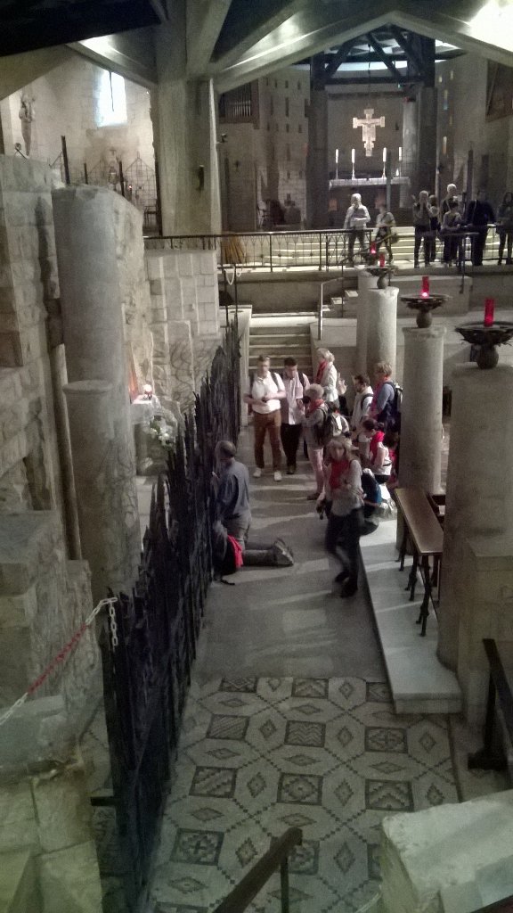 PEtienneJ's tweet photo. #ddec84 nous prions à Nazareth, là où le Verbe s'est fait chair. https://t.co/vDjMixT6Uc