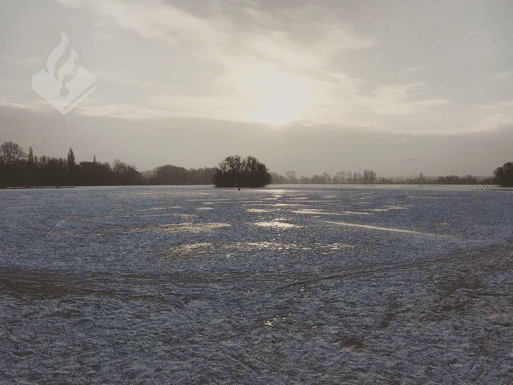 Vandaag het ijs opgaan is levensgevaarlijk! Denk ook na bij het risico die anderen moeten nemen om jouw leven te redden.. ^MR #ijs #schaatsen #brandweer #dooi #levensgevaarlijk #politie #rotterdam #lansingerland #hillegersberg #schiebroek #overschie