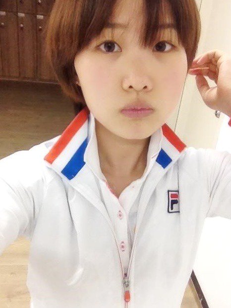 twsuns's tweet photo. 퀴즈: 1번 영미야~! 하던 김은정,  
         2번 바나나먹던 김은정, 
         3번 그냥 김은정
정답이다 생각하는 답을 답글에~~
세사람이 동일인물 이다 하면 리트윗!
아니다 라고 생각해도 리트윗!
#김은정 #컬링 #컬벤저스   #셋다김은정 https://t.co/hnGiq94eKo