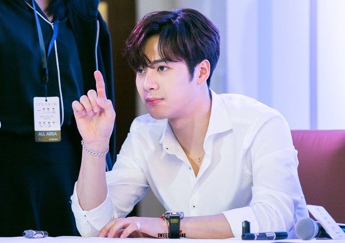 TRJ_1213's tweet photo. ��ีกี่คน (นับๆ) ☝️🐢 

180224 #Jackson #GOT7 #ItsSkinThailand https://t.co/rIyI1GhAMR