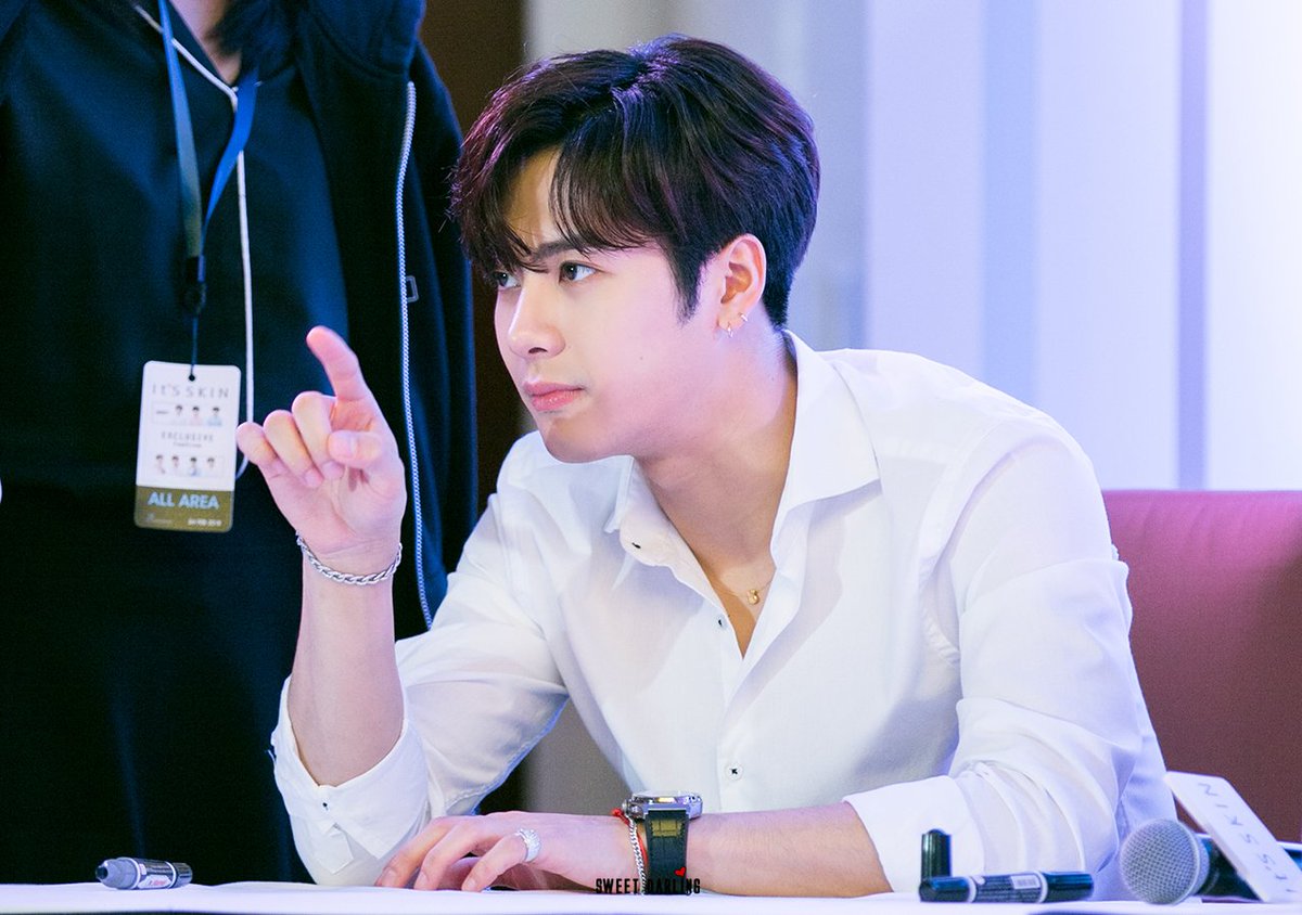 TRJ_1213's tweet photo. ��ีกี่คน (นับๆ) ☝️🐢 

180224 #Jackson #GOT7 #ItsSkinThailand https://t.co/rIyI1GhAMR