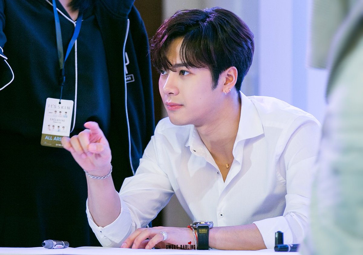 TRJ_1213's tweet photo. ��ีกี่คน (นับๆ) ☝️🐢 

180224 #Jackson #GOT7 #ItsSkinThailand https://t.co/rIyI1GhAMR