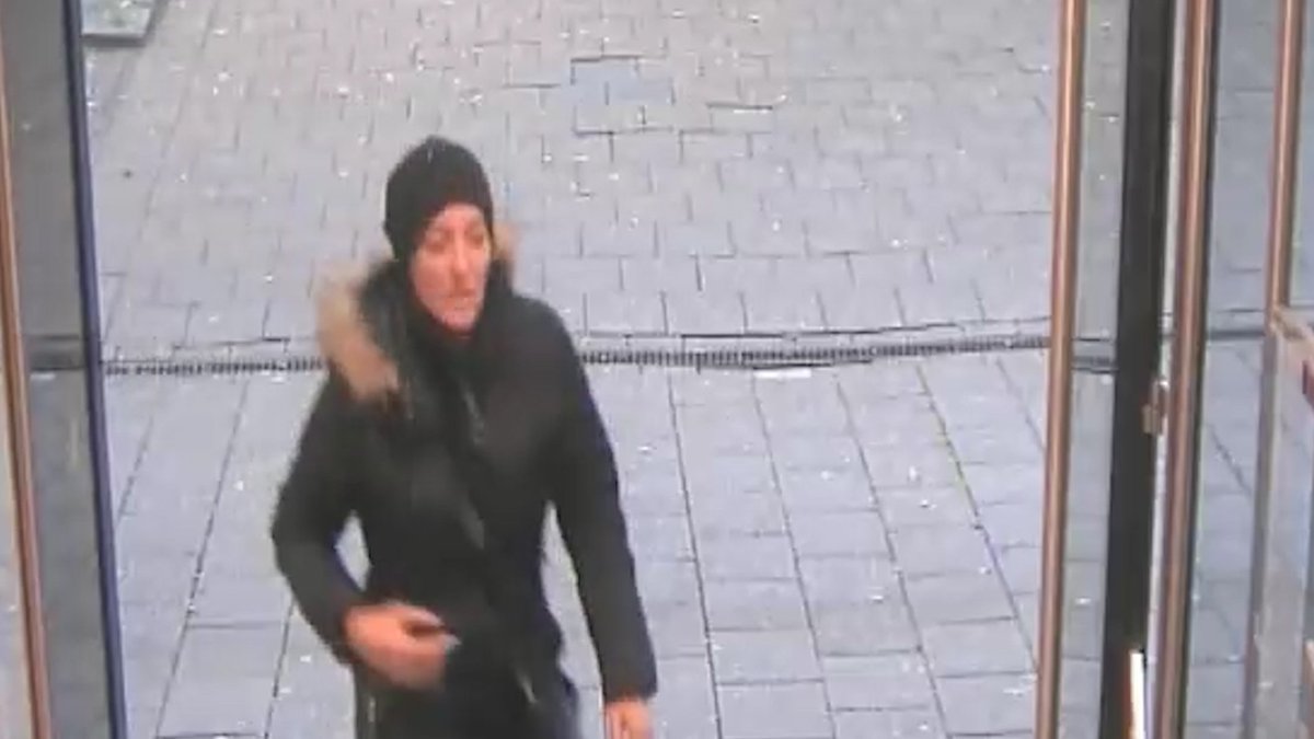 86-jarige vrouw beroofd in H&amp;M Hoogvliet. Ze is kleren aan het uitzoeken en ziet dus niet wat er achter haar gebeurt: de vrouw op de foto grist de tas van de bejaarde vrouw van haar rollator. Het is vastgelegd op video: goo.gl/n3gtY6 Tips welkom.