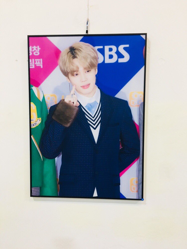 pororo930115's tweet photo. #인더스노우_부산 
아침부터 오느라 쪼금 힘들었지만 애들사진보니까 너무 이쁘고 행복 했어요😍이쁜사진 이쁘게 보게해주셔서 감사합니다🙏🏻굿즈도 이뻐서 생각 한거 보다 더 사구 근데 막내즈전차스 못받아서 너무 아쉬워요😭 
@inthesnow95 
#iHeartAwards
#BestFanArmy
#BTSARMY
#THOSFansBTS28F https://t.co/RdcQ8q7QUI