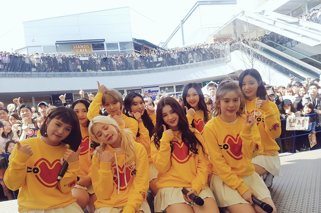 MOMOLAND_japan's tweet photo. 3/4 #MOMOLAND #リリースイベント #最後の日 
もりのみやキューズモール@1部 メリーの皆さんとの記念写真公開！#모모랜드 
大阪のメリーのみなさん、本当にありがとうございます！また6月にファンミーティングで会いましょう♪応援してください♪( ´▽｀) https://t.co/LKLHjevwuT