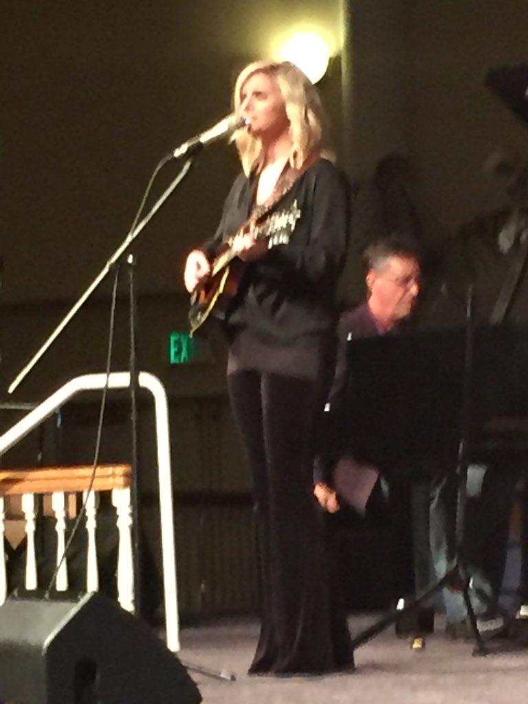beephonic's tweet photo. @AutClark Beautiful voice and great 👍🏻 mandolin player https://t.co/BX550719C4