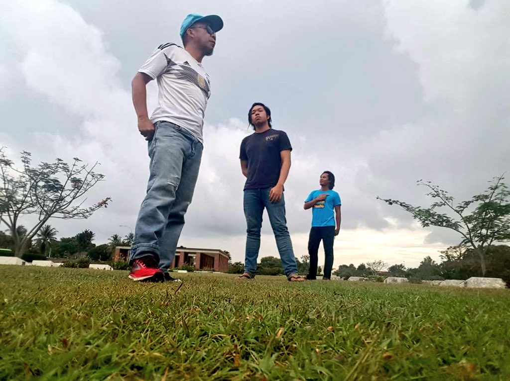 shutterMH's tweet photo. When no one's around to help you take your group photo be like.. ๐
#shutterMH
#MakeitHappen https://t.co/rLDSLGJyC5