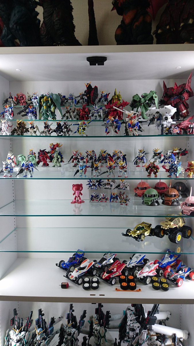 ゲスしょみん 玄関にあるショーケースのレイアウトを見直した結果 ガンダムコンバージとミニ四駆のスペースがすっきり これから不足を補うけど 少しは楽しみに