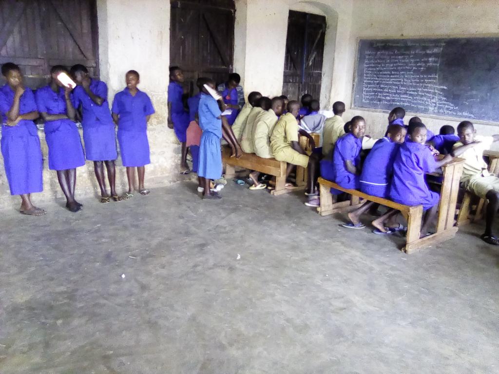 SectorMugombwa's tweet photo. GS Mugombwa dufite ikibazo gikomeye cy'ubucucike mu byumba n'intebe zidahagije aho abana bamwe biga bahagaze.@GisagaraDistr @RwandaSouth @REBRwanda https://t.co/EutxI4fr9A