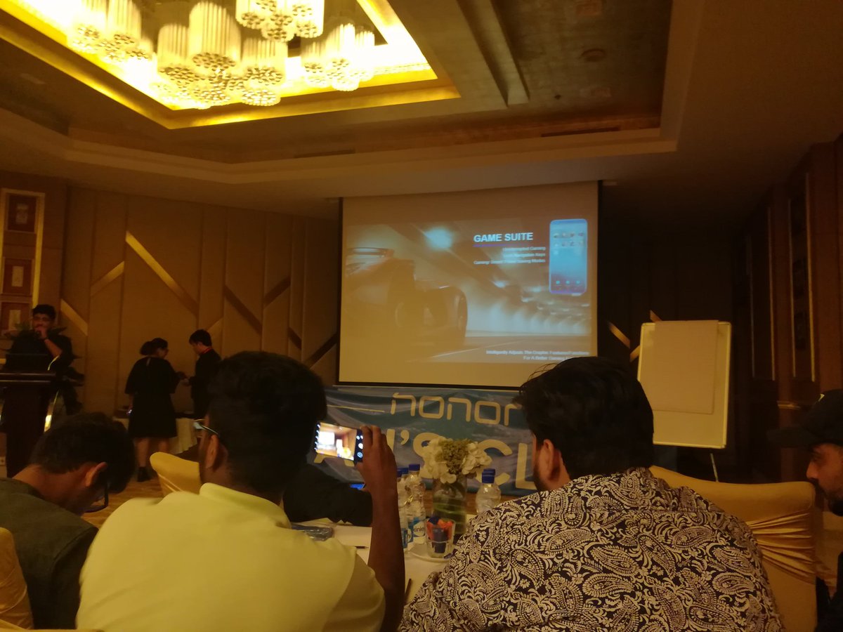 meta_abhinav_'s tweet photo. For gamers, #HonorView10 #GameSuit mode avoids call screens, home buttons, battery optimization and so on so that u can play games tension free #ChangeForBetter @HiHonorIndia @Honor_League_In @HonorClubIndia https://t.co/s6B96olEhI