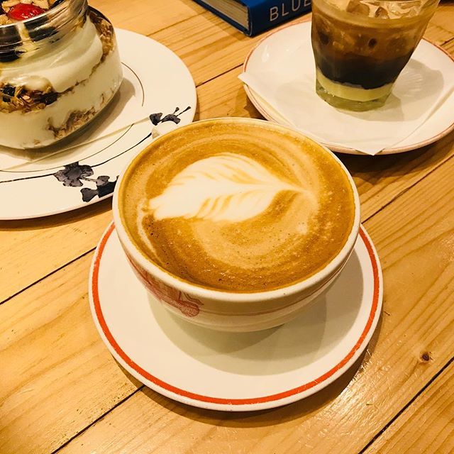 beansandfoam's tweet photo. This cappuccino at @elephantgrounds has a very bitter taste. Seems like beans are over roasted. Gets 1,5 beans out of 5. Next time I’ll only go for the tasty granola. https://t.co/jluobNiSeY
