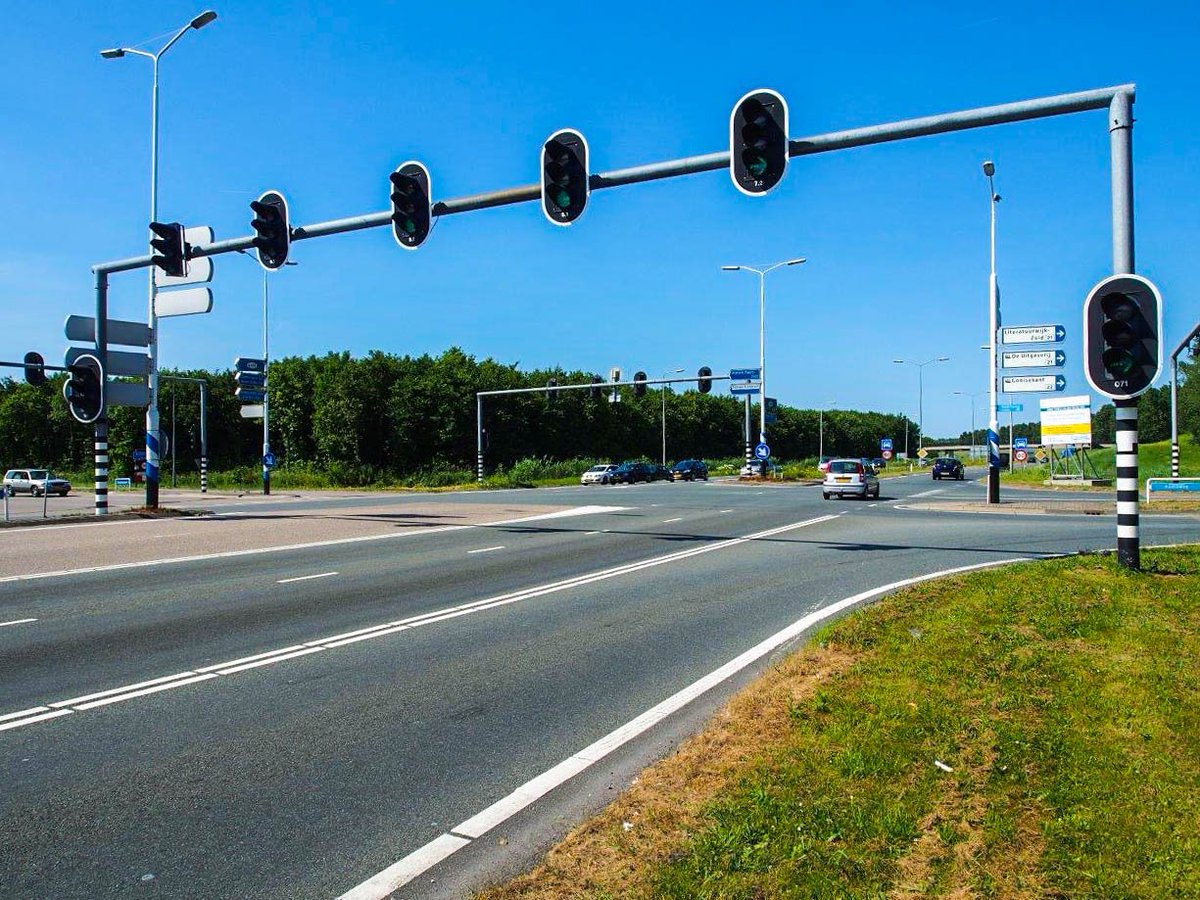 FlevoWegen's tweet photo. Vanaf morgen zijn de verkeerslichten op de kruising Tussenring/Mondriaanweg buiten werking in verband met werkzaamheden. Houd rekening met extra reistijd door afsluiting van één rijbaan en de inzet van verkeersregelaars. Werkzaamheden duren tot en met woensdag. #almere https://t.co/gs1TgQrVJ5