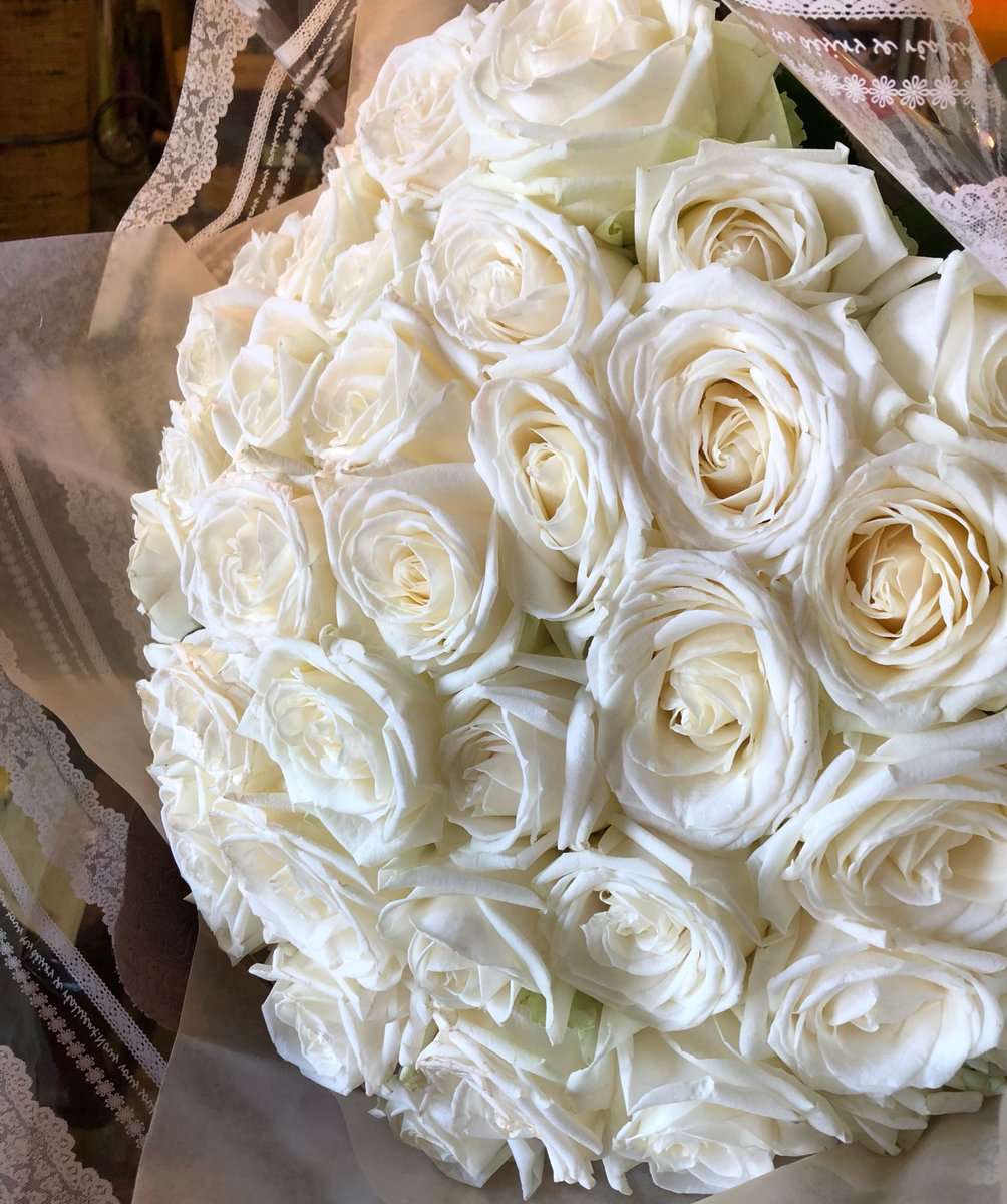 Flower No Twitter これから配達するこの花束 今日はご来店のお客様の視線を釘付けに アバランシェ 50本 白薔薇 大輪 気合い入ってます