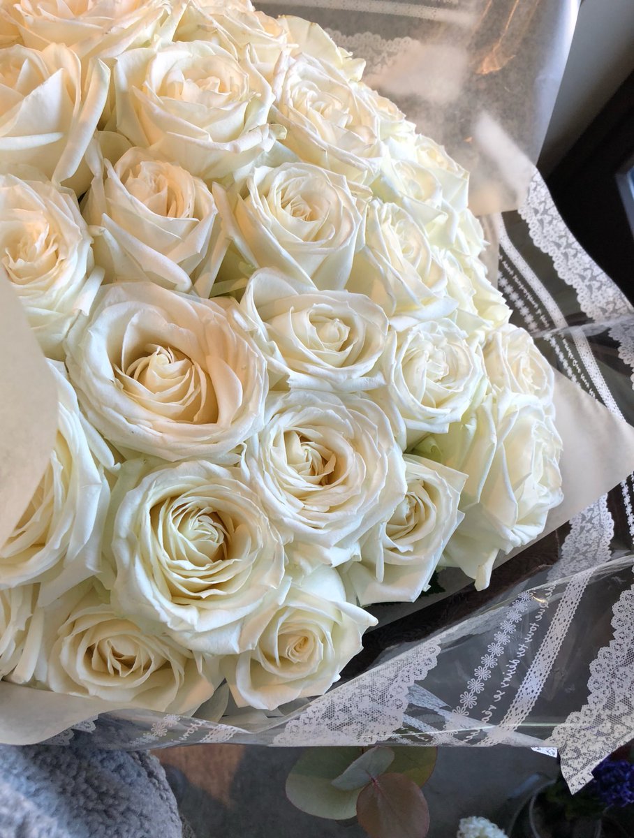 Flower No Twitter これから配達するこの花束 今日はご来店のお客様の視線を釘付けに アバランシェ 50本 白薔薇 大輪 気合い入ってます Flower No Twitter これから配達するこの花束 今日はご来店のお客様の視線を釘付けに アバランシェ 50本 白薔薇 大輪 気合い入ってます