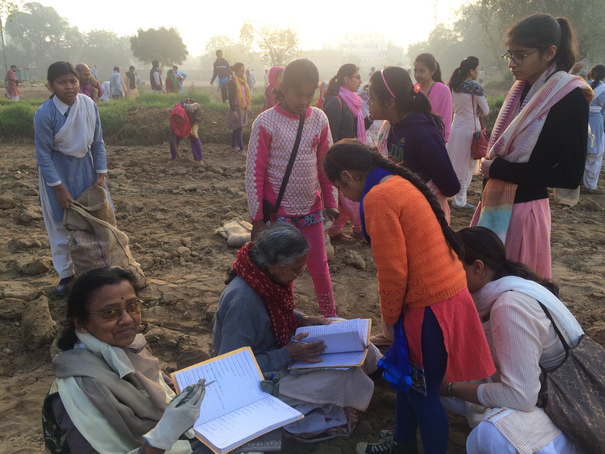 SigmaSixQV's tweet photo. #दयालबाग़ का एक आधारभूत सिद्धांत है कि किसी भी चीज़ को नष्ट नहीं किया जाय। पंजाबी फ़ार्म के आलू के खेतों में से आख़री कुछ आलू निकालते हुए प्रेमी जन। छिलके सहित आलू की सब्ज़ी बहुत ही सेहतमंद होती है (सोमवार को भण्डार घर के खाने में उपलब्ध)। https://t.co/pviRCR5lb7
