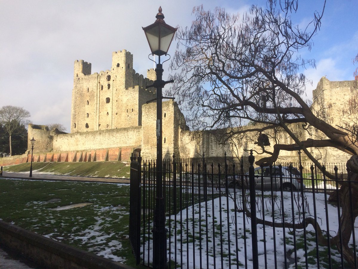 mjcaithness's tweet photo. And so the #snow from #beastfromtheast #thaws from @RochesterCathed and @RochesterCastle on a beautiful sunny #Sunday morning. https://t.co/3G2Uqw2QIR