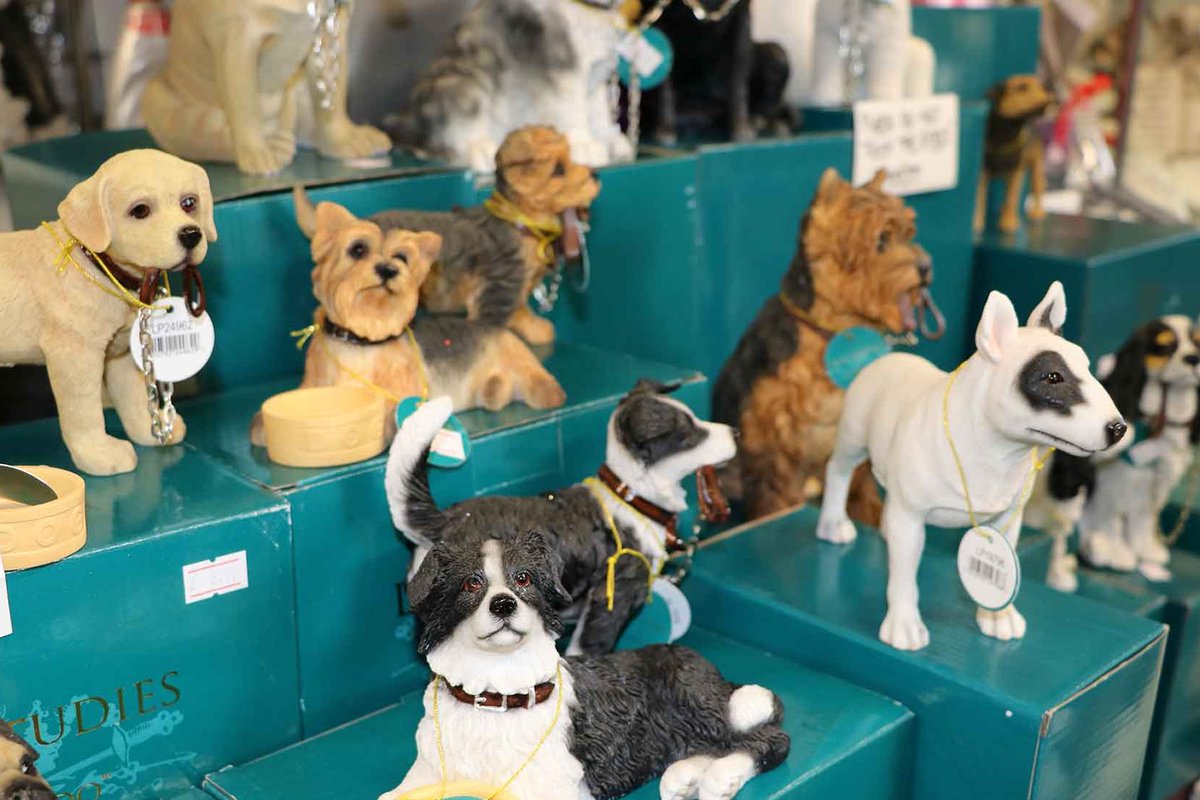 BlackburnMarket's tweet photo. Mugs Galore have a large selection of candles and artificial flowers in a variety of colours as well as the popular #DogStudies by Leonardo! #GiftIdeas this #MothersDay https://t.co/qwu55YgpMr