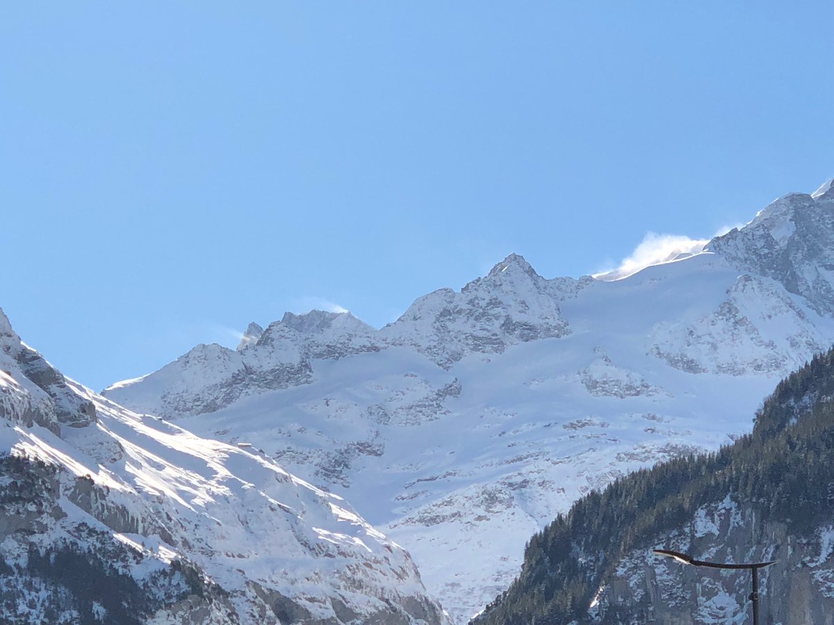 Sunny &amp; windy mountains awaiting us in #Grindelwald. 🏂 <a href="/zamil__/">Zamil</a>