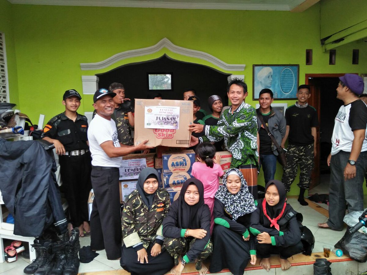 Banser Kuningan menyalurkan bantuan untuk korban banjir. Semoga bermanfaat dan lekas pulih keadaan seperti sblm banjir.  Hatur nuhun pada donatur yg mempercayakan bantuannya pada kami. Insya Allah bermanfaat dan berkah