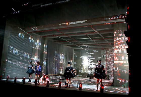 Kay Voges zerlegt und zerloopt #ThomasBernhard (<a href="/dailybernhard/">Thomas Bernhard</a>). Das Ende des Theaters, wie wir es kennen. Auch seine Neuerfindung? Der #Theatermacher am @SchauspielDo: nachtkritik.de/index.php?opti…