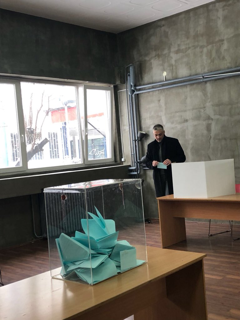 LDP's tweet photo. Predsednik #LDP @Ceda_Jovanovic glasao je jutros na biračkom mestu broj 5 na Novom Beogradu... #novalica #novanada #Beograd #BGizbori #glasamzaprijatelje #23LDP https://t.co/KRX9WLBMWP