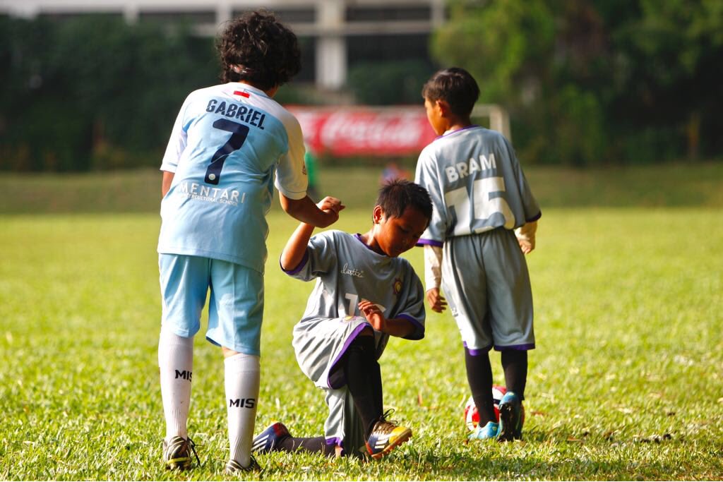 PutraNababan's tweet photo. Tidak selalu cerita menang kalah. Ada narasi persaudaraan juga, brotherhood. Foto2 ini adalah cerita pertarungan sengit yg diisi dgn semangat persaudaraan 🙏🏼🇮🇩 Proud of you @gab.nab08 #midfielder #jsfl thanks fotonya2 Om @inoafiar Om @desanrx - menginspirasi! 👏🏼 https://t.co/mDEyk3C8OQ
