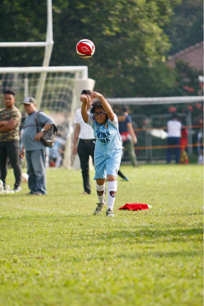 PutraNababan's tweet photo. Tidak selalu cerita menang kalah. Ada narasi persaudaraan juga, brotherhood. Foto2 ini adalah cerita pertarungan sengit yg diisi dgn semangat persaudaraan 🙏🏼🇮🇩 Proud of you @gab.nab08 #midfielder #jsfl thanks fotonya2 Om @inoafiar Om @desanrx - menginspirasi! 👏🏼 https://t.co/mDEyk3C8OQ
