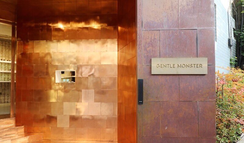 everythingseoul's tweet photo. นี่เป็นร้าน Gentle monster สาขาที่ชอบที่สุดคือให้ฟีลเก่าๆ แต่มีสไตล์ ชอบดีไซน์ในการตกแต่งร้าน คือเก๋มีความยูนีคไปกี่ทีก้ชอบใครไปเที่ยวแถว buckchon ลองแวะไปดู #รีวิวเกาหลี https://t.co/JDtkB4Dw9k