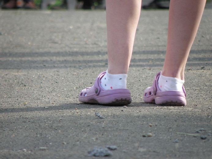laprovence's tweet photo. Arrêtez de porter des Crocs, elles sont mauvaises pour la santé. Et c'est la science qui le dit ! 🤭 https://t.co/UGqn38Ns3Y https://t.co/OH19zmlIx7