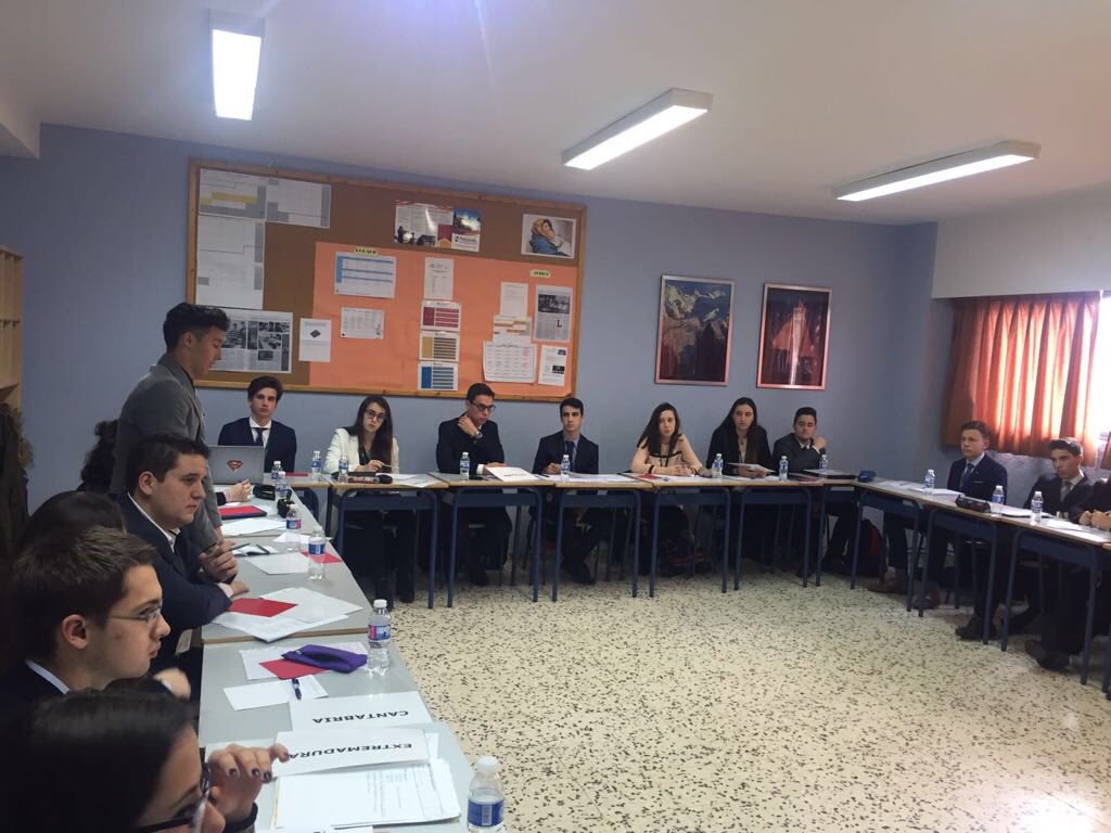 colegiocondes's tweet photo. XVIII Sesión Nacional de Modelo de Parlamento Europeo en León: Hoy trabajando en comisiones. @colegiocondes @HeraldoEscolar #ColeCondes #MEP18 https://t.co/NypOqwZzYc