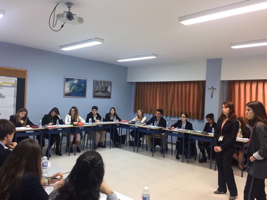 colegiocondes's tweet photo. XVIII Sesión Nacional de Modelo de Parlamento Europeo en León: Hoy trabajando en comisiones. @colegiocondes @HeraldoEscolar #ColeCondes #MEP18 https://t.co/NypOqwZzYc