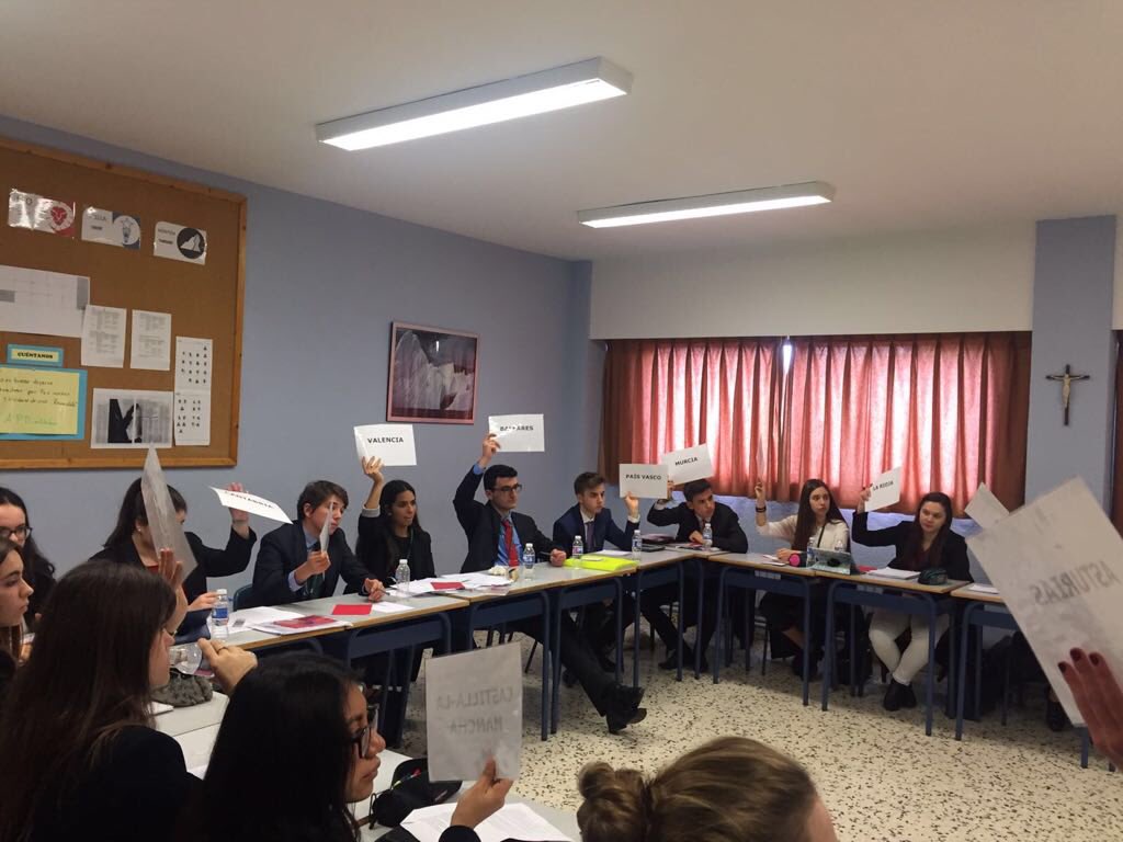 colegiocondes's tweet photo. XVIII Sesión Nacional de Modelo de Parlamento Europeo en León: Hoy trabajando en comisiones. @colegiocondes @HeraldoEscolar #ColeCondes #MEP18 https://t.co/NypOqwZzYc