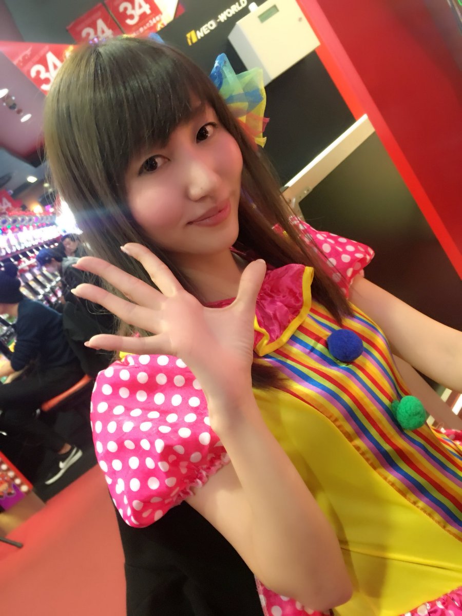twsyaka's tweet photo. 今日の来店
ハッピーマジックに反してトマト🍅打つもノーヒット😣それをジャグラーで取り返す😋やはりハッピーマジック!!みこみーさんと楽しく過ごせてうれしかったな😊みこみーさんの笑顔はほんとみんなを笑顔にする大魔法ですっ✨今日もありがとう😄😁😆
#mico さん
#NEO_WORLD さま
#またいこう https://t.co/3sskl4HFUy