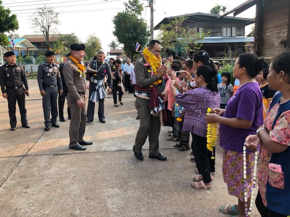 PoliceRegion3's tweet photo. พล.ต.ต.บุญจันทร์  นวลสาย รองผู้บัญชาการตำรวจภูธรภาค๓ ตรวจเยี่ยมชุดปฏิบัติการปักกลด ตามโครงการประชารัฐร่วมใจ ต้านภัยยาเสพติด ภ.๓ (ปักกลด) และร่วมรับประทานอาหารเย็นกับชาวบ้านในกิจกรรมพาแลงปักกลด ณ บ้านแก้วมงคล ต.นาหว้า อ.ปทุมราชวงศา จว.อำนาจเจริญ ซึ่งเป็นหมู่บ้านเป้าหมายต���มโครงการฯ https://t.co/BWAUwohCDx