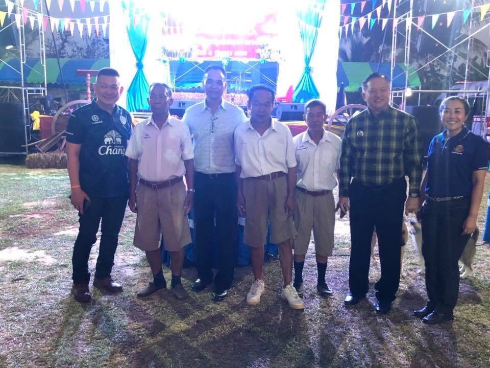 PoliceRegion3's tweet photo. พล.ต.ต.บุญจันทร์  นวลสาย รองผู้บัญชาการตำรวจภูธรภาค๓ ตรวจเยี่ยมชุดปฏิบัติการปักกลด ตามโครงการประชารัฐร่วมใจ ต้านภัยยาเสพติด ภ.๓ (ปักกลด) และร่วมรับประทานอาหารเย็นกับชาวบ้านในกิจกรรมพาแลงปักกลด ณ บ้านแก้วมงคล ต.นาหว้า อ.ปทุมราชวงศา จว.อำนาจเจริญ ซึ่งเป็นหมู่บ้านเป้าหมายต���มโครงการฯ https://t.co/BWAUwohCDx