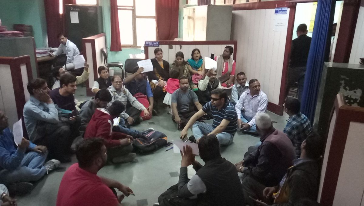 NoLaw4Men's tweet photo. @CMOfficeUP योगी जी @UPHDBHQ ने अल्प आय फ्लैट की कीमत धोके से 40% बढ़ा दी 2015 में अल्लोटीज़ से पैसा भी पूरा ले लिया अब 4 से 8 लाख और मांगे जा रहे है मंत्रियों अधिकारियो सब को लिख चुके पर कोई नही सुन रहा @neerjanni2000 @shalendra_Singh @SanohiUmesh @vinodkmr879 @RengeShalini https://t.co/0cujgHrQa6