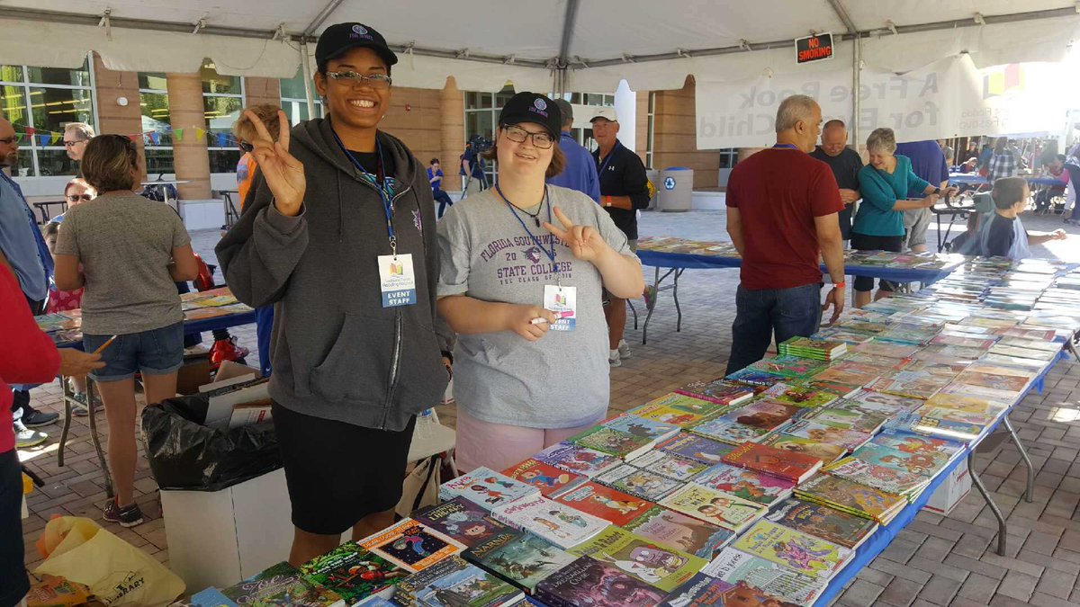 FSWCollege's tweet photo. The @swflreadfest was this weekend and students from FSW helped out with distributing free books to local children! #FSWServes #FortMyers https://t.co/BMsA6YHlY7