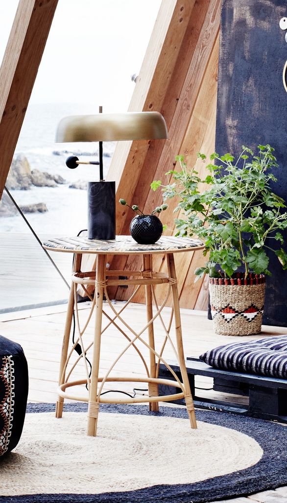 aprilandthebear's tweet photo. Sleek, stylish and unique, this table lamp is crying out for a place on your desk or bedside! Ideal for a chic home office, this brass desk lamp adds so much character to a decor.
#modernlamp #sidelight #modernmarble #marblelight #statementlight #brass #ss18lighting https://t.co/X8V0eA2smf