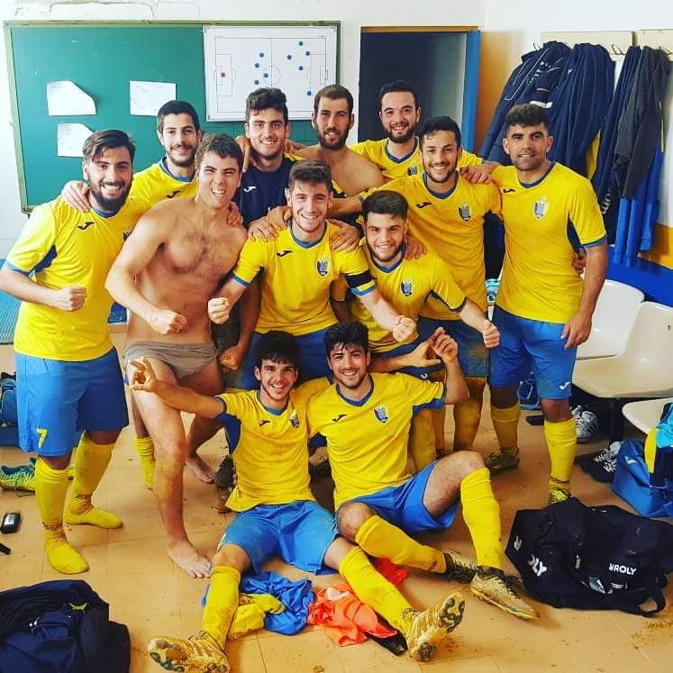 SolanaEMD's tweet photo. Faltan algunos, pero esra imagen representa por sí sola lo que está siendo esta temporada: sudor, barro, trabajo, sacrificio, superación, alegría, DEPORTE Y FÚTBOL https://t.co/IKyAvIOuTs