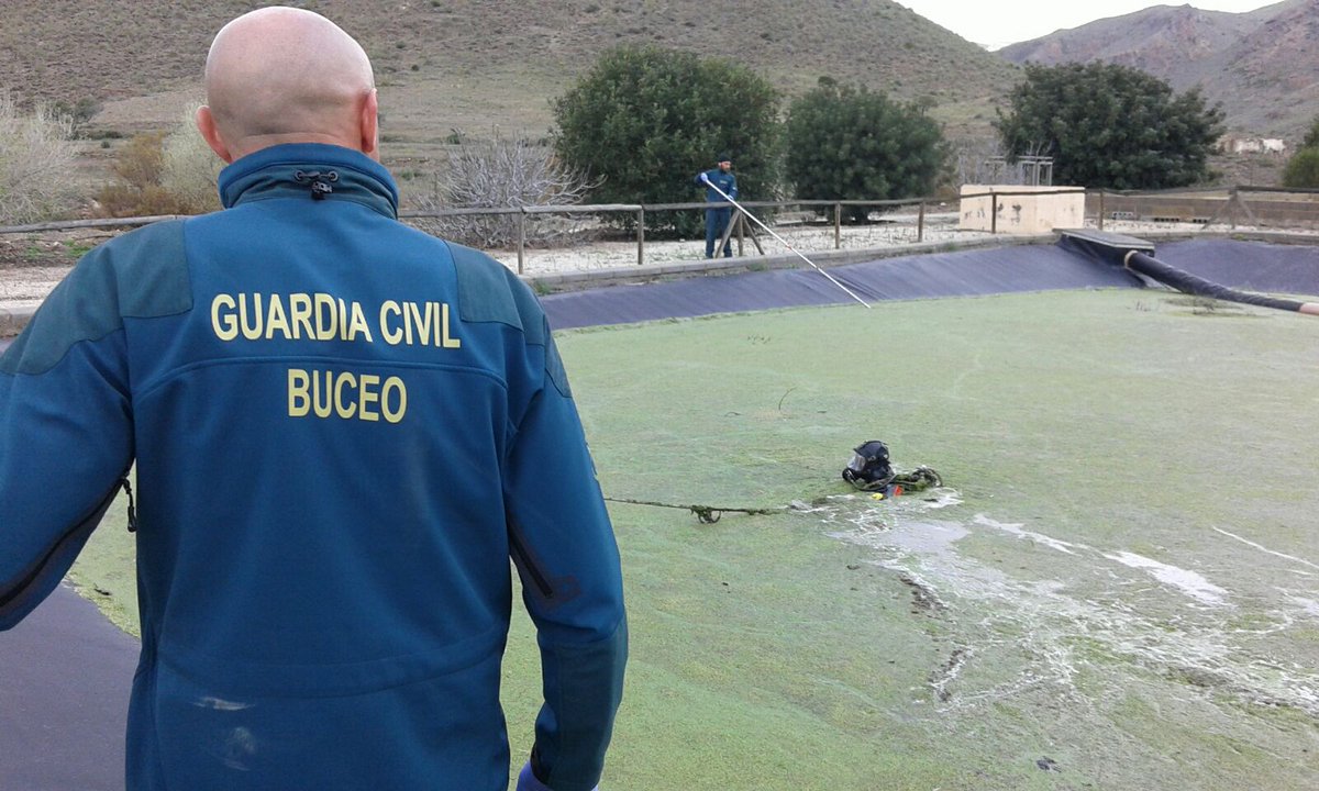 Seguimos buscando sin descanso a #GabrielCruz, sin menospreciar ningún lugar por díficil que sea.
Los #Geas examinan las aguas fecales de una depuradora en la zona donde desapareció. 
#Nijar