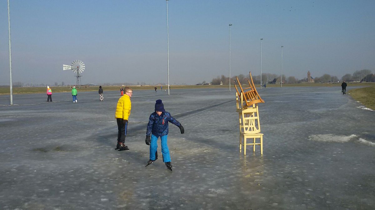 ijsbaanwirdum's tweet photo. Vanmorgen maten we 9 cm ijs op de dikste plekken. Maar het ijs wordt nu zacht, er ontstaan plassen, de ijspret is weer voorbij. https://t.co/zcFvVUIhGb
