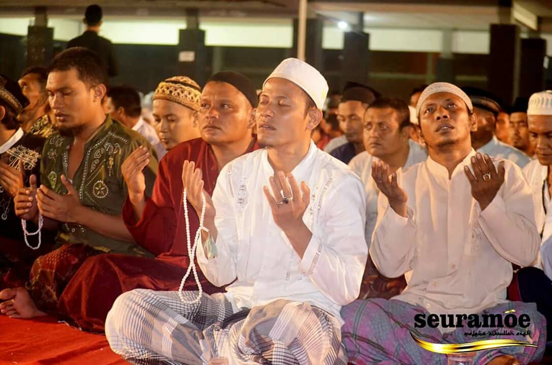MZA_Center's tweet photo. Begitu khidmat dan khusyuknya para warga binaan lapas/penjara kelas II Banda Aceh berzikir...!!! Apa beda kita dengan mereka..?? Allah lebih sayang kepada mereka, setelah melakukan kesalahan langsung ditegur oleh Allah, dimasukkan kedalam penjara untk taubat... https://t.co/zA2OczqqT4