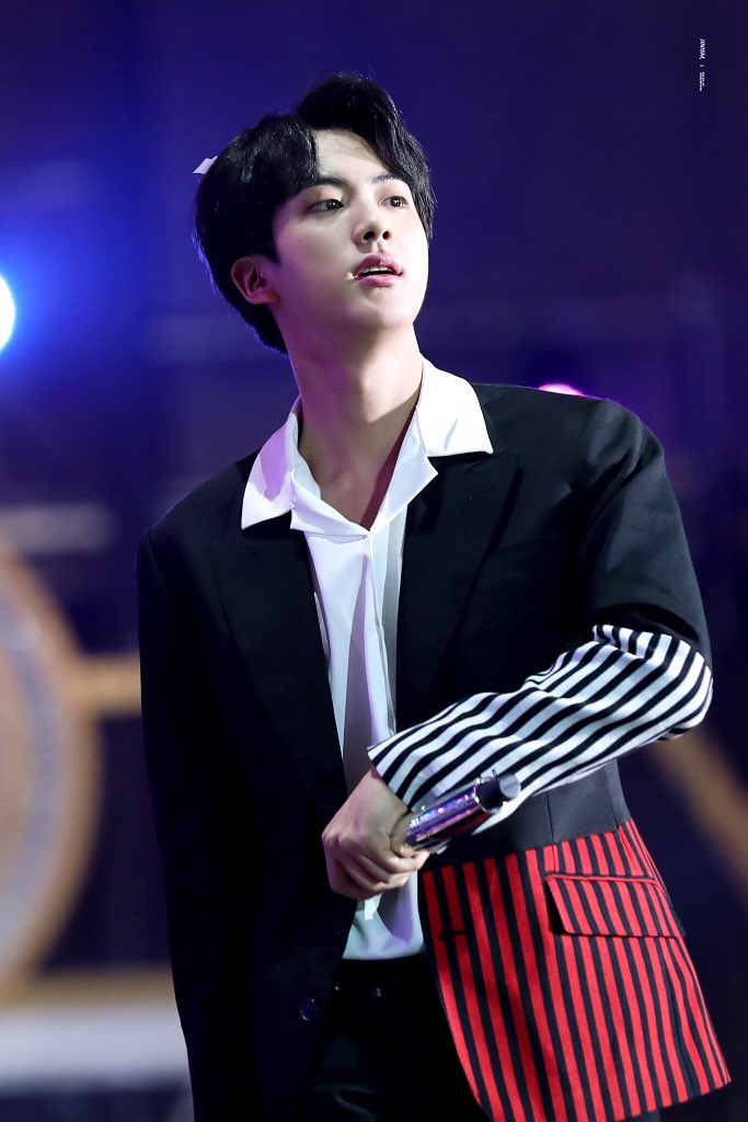 Seokjinpicss's tweet photo. #iHeartAwards #BTSARMY #BestFanArmy @BTS_twt https://t.co/1s2eWKp9Mj