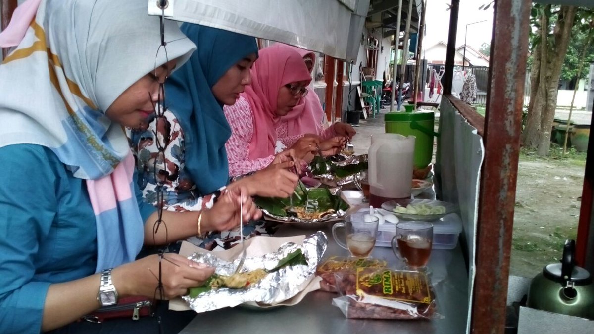 run_kitchen's tweet photo. @sandiuno Mohon titip salam Prof @sandiuno,,bilangin ke Dilan,,kalau ke Bangkalan,,carinya Nase Takepe' jangan yang lain yah,,terimakasie. https://t.co/XvVGYIS7WX