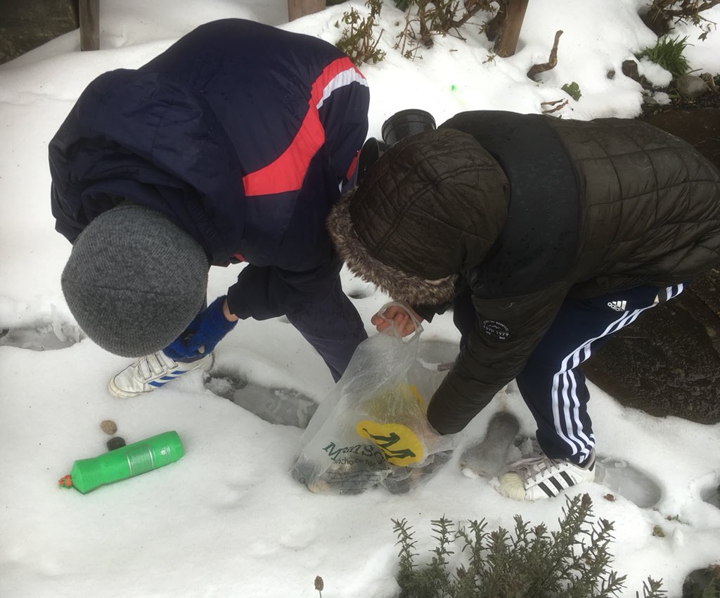 StSaviourCF24's tweet photo. @rectorneath @LlandaffDio @pohare @Geraint_Cerdd Inspired by your recent twitter posts - some of our young (and not so young) folk got together after Mass to create crosses using snow and what else they could find! #SundayMorning #snowday18 #lent18 Watch this space for more! https://t.co/C1bLZ36XYF