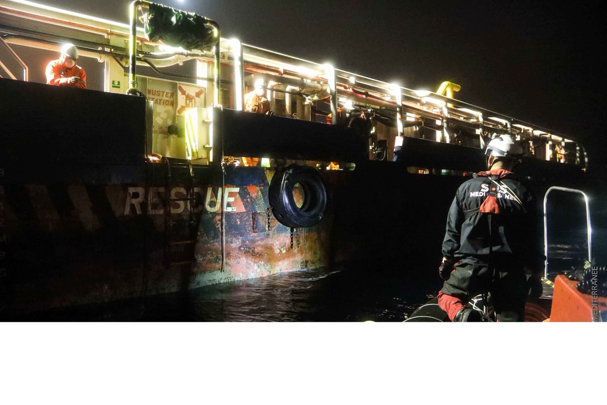 SOSMedFrance's tweet photo. UPDATE Sur les 72 survivants transbordés cette nuit sur l’#Aquarius, 30 ont été secourus d’1 bateau en bois en train de couler, 42 ont fui d’1 bateau pneumatique intercepté ds les eaux internationales par les garde-côtes libyens. Tous ont été secourus par un navire marchand (1/2) https://t.co/bqAJ172ToC