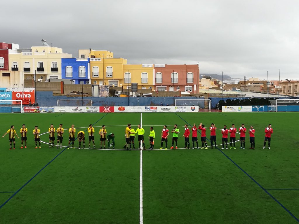 0’ - ¡Jugadores al verde abderitano! ¡Todo listo para empiece a rodar el balón en el Estadio Miramar de Adra!