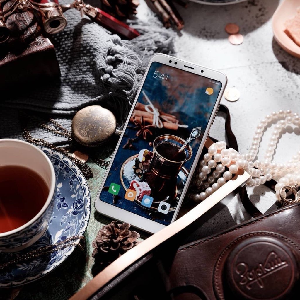 MiTurkiye's tweet photo. Mi Fans, happy Sunday! Hope everyone is having a good weekend. Can everyone identify this phone? ❤️❤️ #Xiaomi #MiFamilyTurkey #Miturkiye #MiDukkan https://t.co/SiUTt4ZnxP